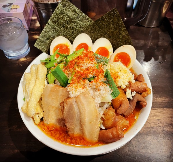「限定　もつ鍋風旨辛豚そば＋味玉」@麺屋ダダダの写真