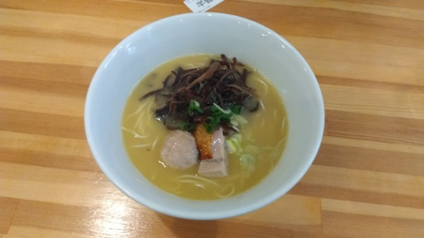 「博多水炊きらーめん」@博多水炊きらーめん うかんむりの写真