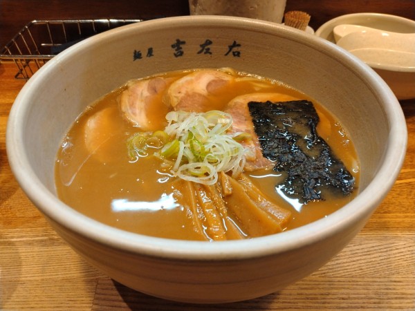 「らーめん＋チャーシュー」@麺屋吉左右の写真