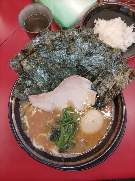 「ラーメン+味玉+のり+小ライス」@柏 王道家の写真