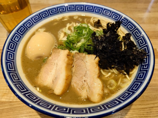 「🍜豚骨煮干+味玉」@豚骨醤油 三輪の写真