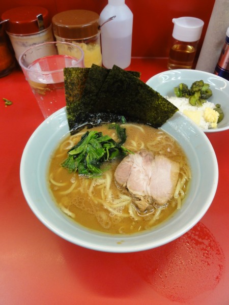 「ラーメン700円硬 小ライス✖2杯」@横浜ラーメン 武蔵家 大宮店の写真
