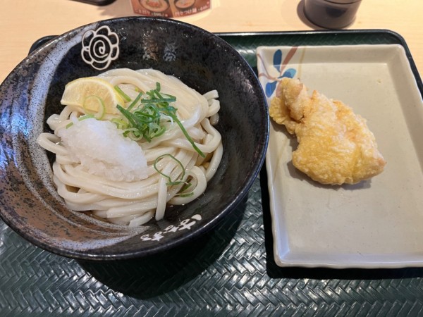 「おろしぶっかけ（中、冷）＋とり天」@はなまるうどん 南池袋二丁目店の写真