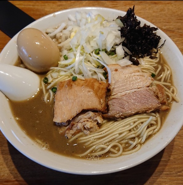 「濃厚煮干しそば  大盛  味玉・玉葱TP」@中村屋総本山の写真