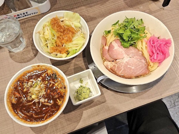「スパイシー味噌濃菜つけ麺(中盛り)＋ジロベジ、香草バター」@エキトンの店 井の庄の写真