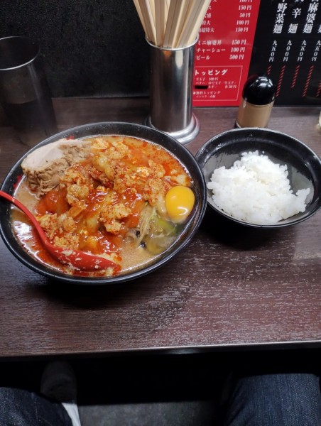 「月見ホルモン麻婆麺+チャーシュー+野菜大盛　1150円」@元祖旨辛系タンメン 荒木屋の写真