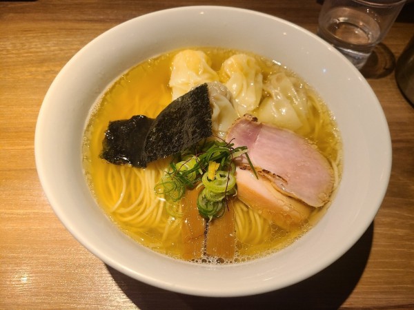 「白旨ニコニコワンタン麺」@中華soba いそべの写真