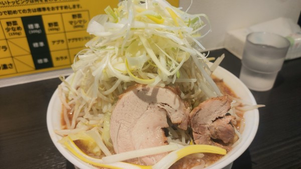 「大ラーメン・麺大盛・ネギ(野菜カラメ)￥1,450」@ラーメン🐷居酒屋 徳豚 蒲田店の写真