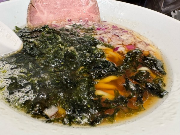 「淡麗（太麺オプション）＋ネギ増し」@麺や べらぼうの写真