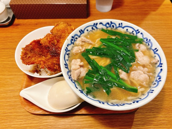 「もつらーめん+ソースカツ丼」@博多醤油ラーメン 月や 博多デイトス店の写真