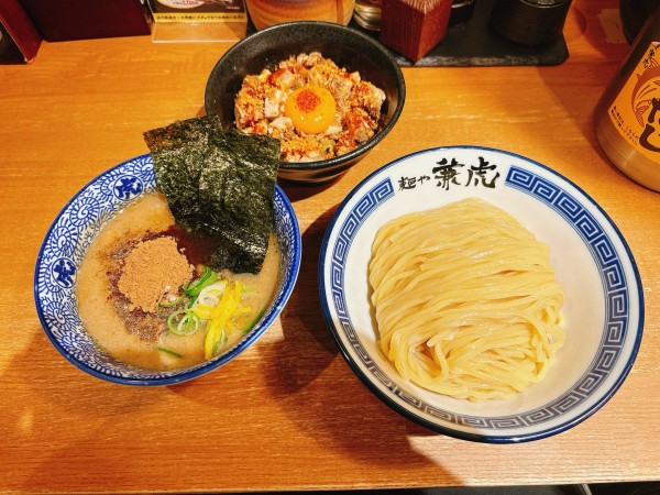 「濃厚つけ麺＋豚ご飯(ラー油ガーリック)」@麺や兼虎 天神店の写真