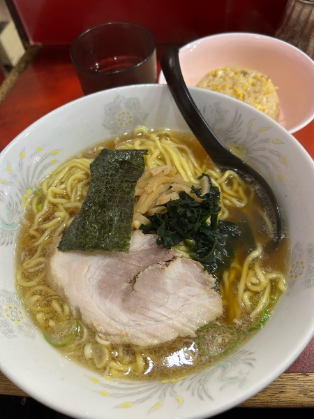 「大盛ラーメン半チャーハンセット750円」@らーめん ほん田の写真