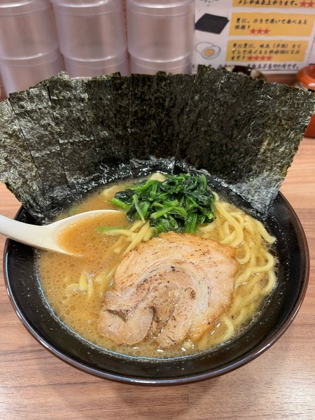 「豚骨ラーメン+ライス+のり」@横浜家系らーめん 春樹 青物横丁店の写真