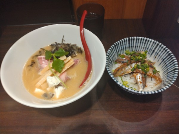 「【限定】真鯛白湯1050+イワシ丼¥500-」@寿製麺 よしかわ 西台駅前店の写真