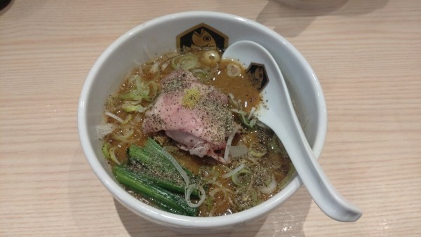 「麺魚のブラック真鯛らーめん」@真鯛らーめん 麺魚 船橋店の写真