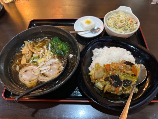 「日替ランチ（醤油ラーメン＋回鍋肉丼）880円」@四川料理 福来の写真