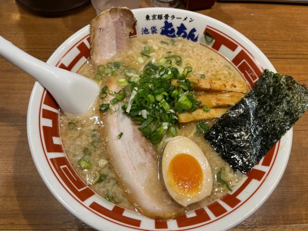 「東京豚骨ラーメン（大盛）」@屯ちん 池袋本店の写真