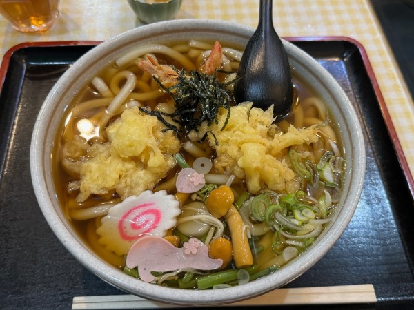 「天ぷらうどん（大盛）」@和食のじょうやま ベルシャイン伊那店の写真