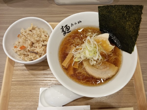 「貝出汁醤油ラーメン+炊き込みごはん（¥950+サービス)」@麺うら山 名駅店の写真