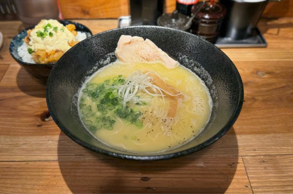 「純生白湯鶏そば¥900、チキン南蛮丼（小）¥350」@鶏そば炭や 新橋店の写真