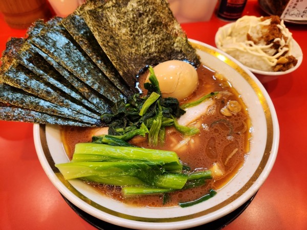 「のり玉ラーメン　ライス」@家系ラーメン 裏大輝家 青物横丁店の写真