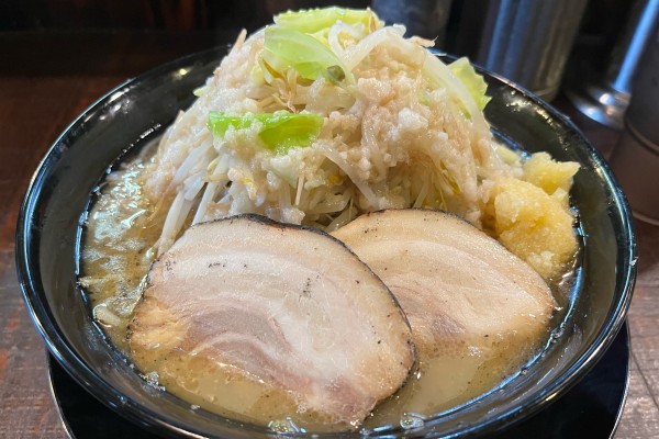 「塩ラーメン 小+ぶた ヤサイ300ニンニクマシアブラマシ」@麺や豚髭の写真