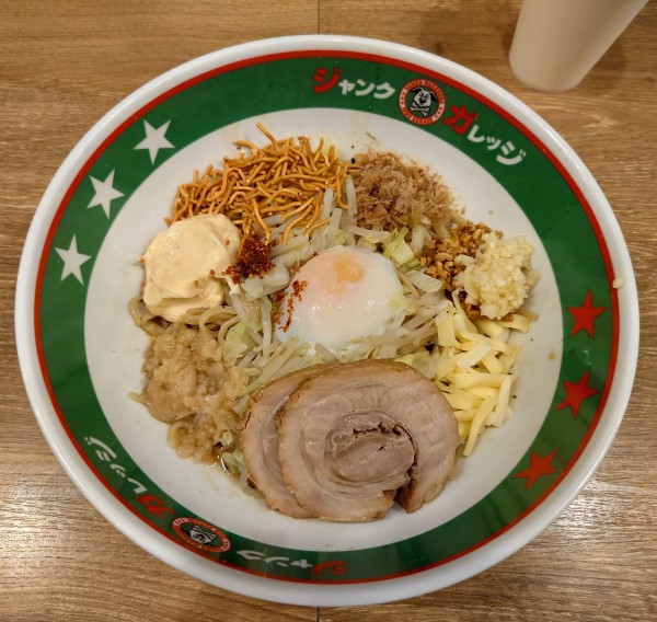 「豚マシまぜそば(990円)」@ジャンクガレッジ 大宮駅前店の写真