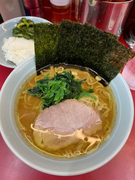 「ラーメン700円 ライス無料」@横浜ラーメン 武蔵家 大宮店の写真