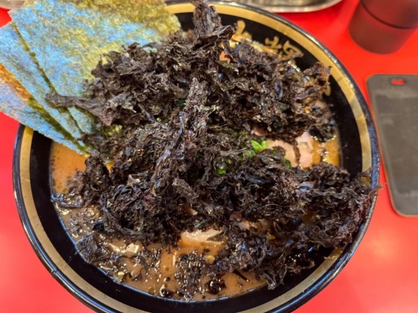 「ラーメン(中)900円＋岩のり200円」@家系ラーメン大輝家 日吉店の写真