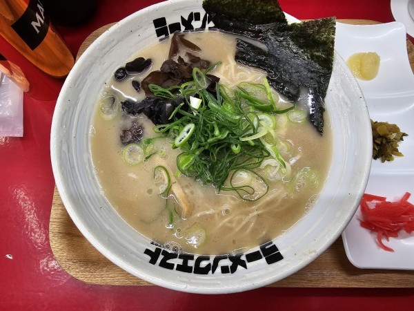 「【なんでんかんでん】 濃厚豚骨ラーメン　1000円」@やきとりさんきゅう 弘前城東店の写真