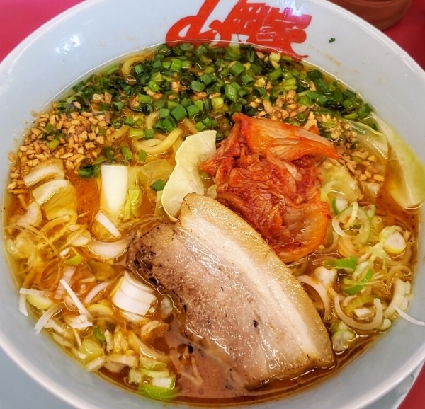 「【期間限定】旨辛スタミナらーめん半ライスセット 1,050円」@ラーメン山岡家 水戸南店の写真