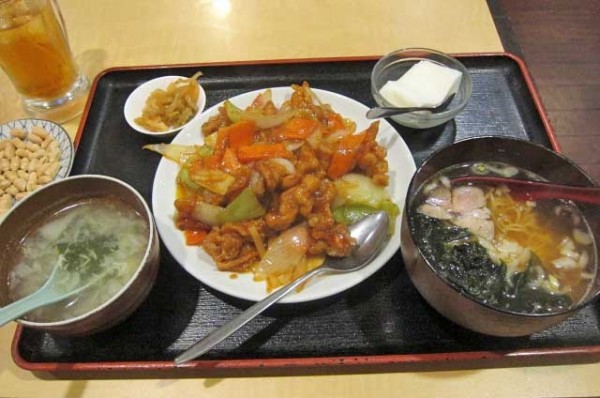 「酢豚の定食　850円＋半ラーメン　200円」@花彫酒家の写真