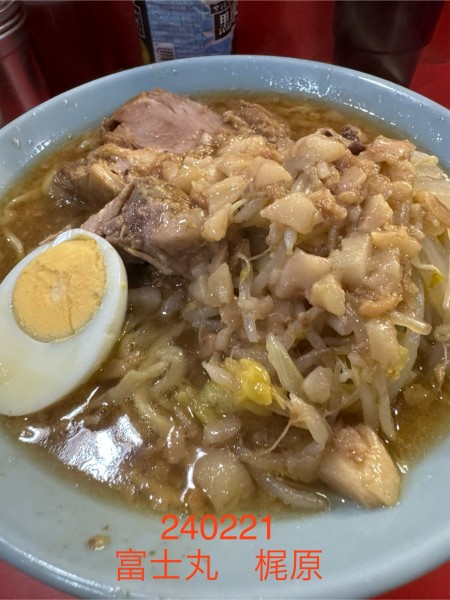 「ラーメン半分＋生玉子　1,000+100」@ラーメン富士丸 明治通り都電梶原店の写真