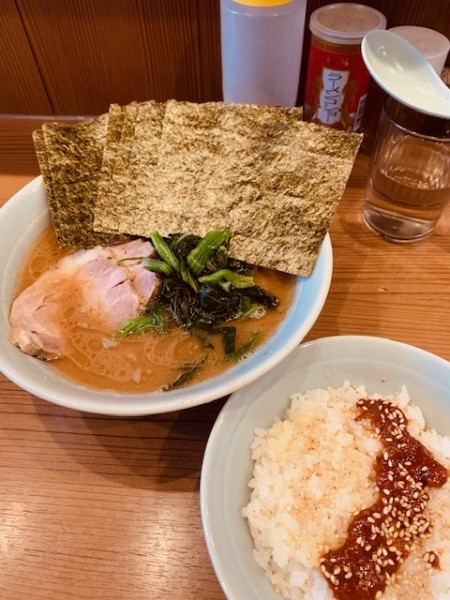 「ラーメン（並）750円 のり100円 無料ライス」@横浜家系ラーメン 武蔵家 秋津店の写真