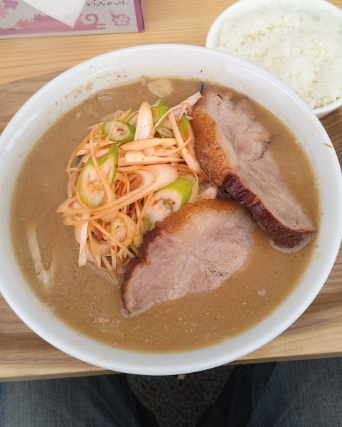 「味噌ラーメン+火ねぎ､チャーシュー､半ライス」@Akkeyラーメンの写真
