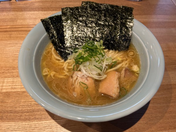 「豚骨醤油ラーメン　850円」@豚骨醤油 三輪の写真