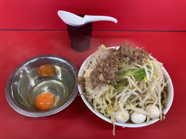 「小ラーメン＋うずら＋生卵」@ラーメン二郎 ひたちなか店の写真