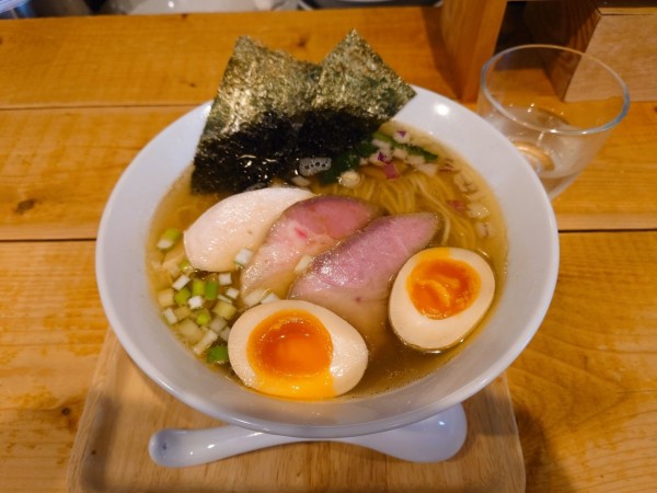 「塩ラーメン特製のせ」@いえろうの写真