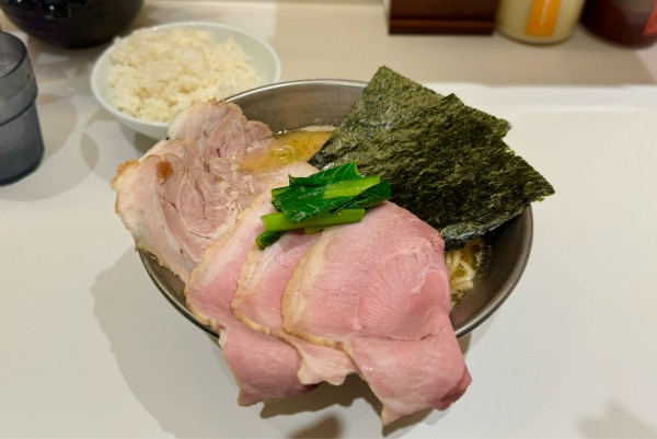 「チャーシューメン¥1300、中盛り¥100、ライス¥100」@家系ラーメン 革新家 TOKYOの写真