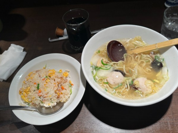 「本日のランチ①（海鮮つみれラーメン＋五目チャーハン）900円」@上海華龍 ヤマダ電機LABI1高崎店の写真