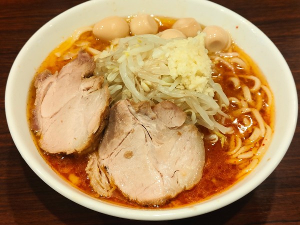 「辛いラーメン＋うずら」@ピコピコポンの写真