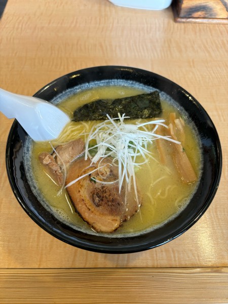 「濃厚鶏白湯ら〜めん」@博多塩ラーメン 城の写真