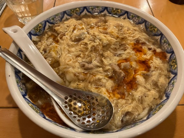 「スーラータンメン(刀切麺)＋大盛り」@中国ラーメン 揚州商人 新横浜店の写真