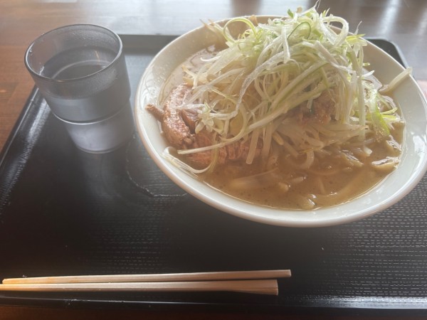 「ラーメン小　野菜、ニンニク、油、シラガネギ」@ラーメン貴丸の写真