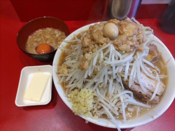 「濃厚味噌ラーメン麺少なめ＋背脂卵＋バター（1120円）」@麺屋HEROの写真