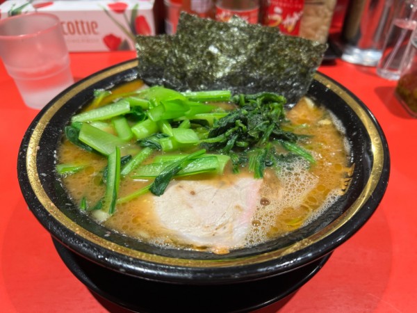 「ラーメン中＋小松菜」@環2家 蒲田店の写真