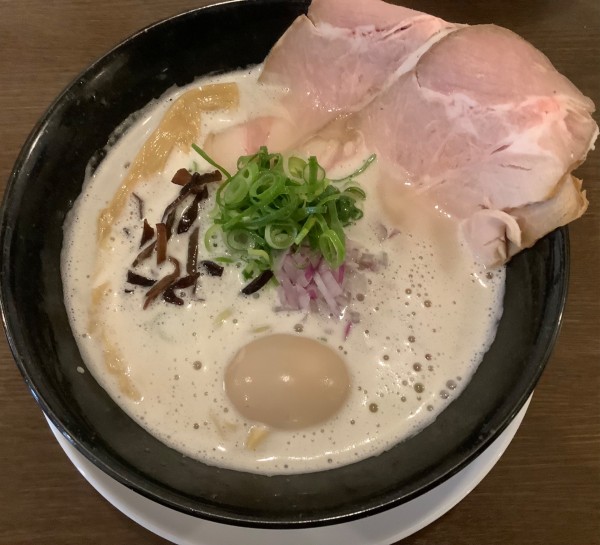 「泡豚骨塩ラーメン　＋　味玉」@淡麗豚骨 TSUCHINOTOMIの写真