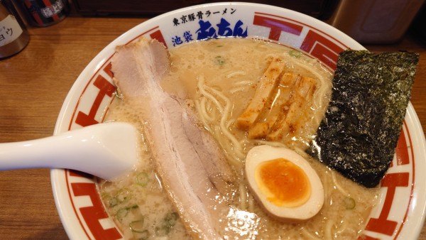 「東京豚骨ラーメン　850円」@屯ちん 池袋西口店の写真
