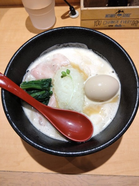 「鶏白湯醤油ラーメン＋味玉」@麺屋 時茂 大久保店の写真