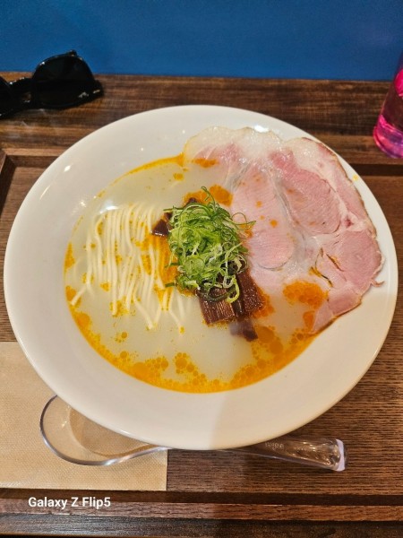 「牡蠣塩ラーメン（辛味噌アヒージョ変更)」@むかん 初台の写真